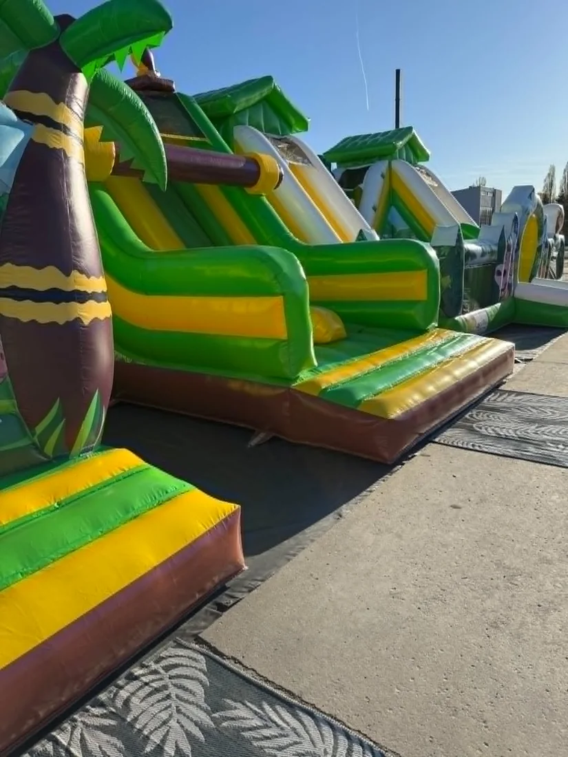 Dzieci podczas aktywnej zabawy w Raban Play Park